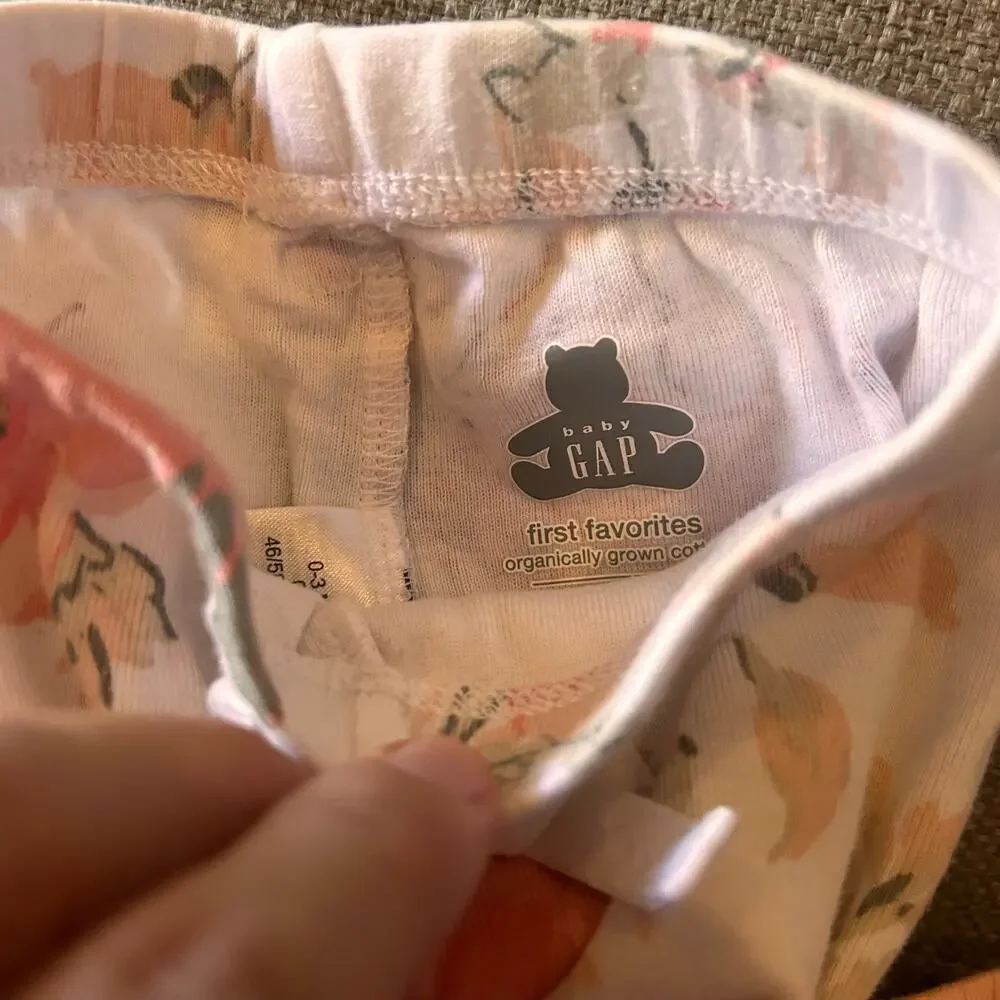 Lot of 25 Baby Girls Clothes NB 0-3mo 3-6m Baby GAP Carters Cloud Island Gerber